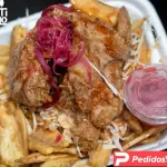 Pechuga y ala frita con tajadas