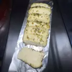 Queso asado con miel y oregano