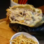 Strogonoff, batata palha e queijo