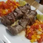 ESPETO DE CARNE C/ LEGUMES