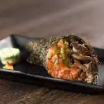 Temaki de camarão com shimeji