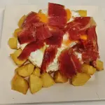 Huevos rotos con jamón ibérico