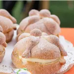 Pan de muerto relleno de nata