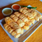 12 tequeños de queso (9cm) + 1 salsa