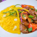 Fetuccini a la huancaína con lomo sa