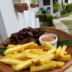 FILÉ COM FRITAS