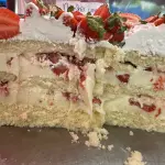 Fatia torta leite ninho com morango