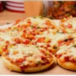 Mini Pizza Calabresa com Catupiry.