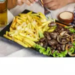 CORAÇÃO ACEBOLADO C/ FRITAS