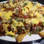 Nachos con salsa americana
