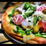 pizza de rucula y jamon crudo