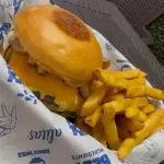 Chesseburguer con papas