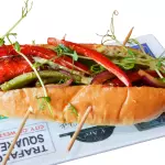 Pebete con chorizo parrillero