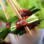 CEBOLLIN CHINO CON CARNE 韭菜牛肉串