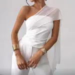 Blusa blanca con detalles en el homb