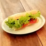 Sanduíches no pão baguete de 16cm
