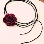 Gargantilla de flor guinda