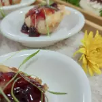 Baby Brie folhado com frutas vermelh