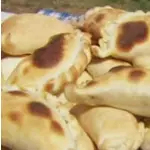 12 empanadas + 2 (DOS)de Regalo
