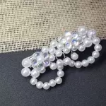 Broche sobre perlas