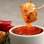 Dadinho de tapioca com geleia de pim