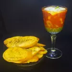 TAÇA CAPRESE COM CAMARÕES