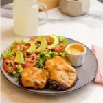 Burger al plato con ensalada