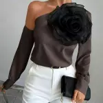 Blusa café con flor negra
