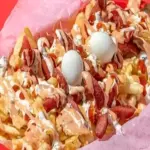 Salchipapa colombiana