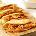 QUESADILLA DE TINDA DE POLLO CON QUESO