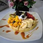 Waffle con fruta.🧇