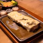 Baby beef gratinado con champiñones