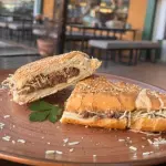 Baguete de costela desfiada