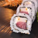(10)URAMAKI ATUM COM ANCHOVA
