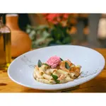 Penne com molho branco e camarões grelhados