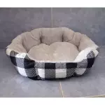 Cama a cuadros negros