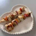 Brochets de pollo con verduras