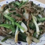 35a.Carne salteada con cebolla verde