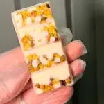 CHOCOLATE  BRANCO COM PISTACHE