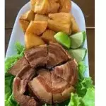 PORÇÃO MANDIOGA COM TORRESMO DE ROLO