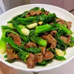 HOJA DE MOSTAZA CON CARNE 菜心炒牛肉