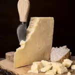 Parmesão em lascas