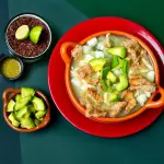 Pozole verde con chicharrón