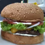 HAMBÚRGUER DE COXÃO COM FRITAS