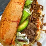 Torta de birria con queso
