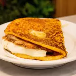 Cachapa con queso de mano y pernil