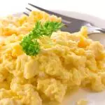 1 Pan con 2 huevos revueltos