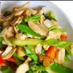 Pollo con CHAMPIÑONES y verduras