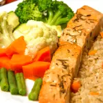 SALMÃO GRELHADO COM LEGUMES