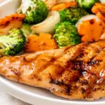 FILÉ DE FRANGO GRELHADO COM LEGUMES